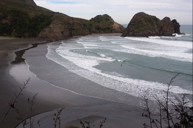 Black Sand Beach New Zealand: Piha Beach Black Sand