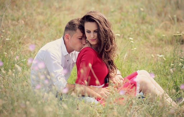 Honeymoon Kissing Games List For Hot Romantic Kiss
